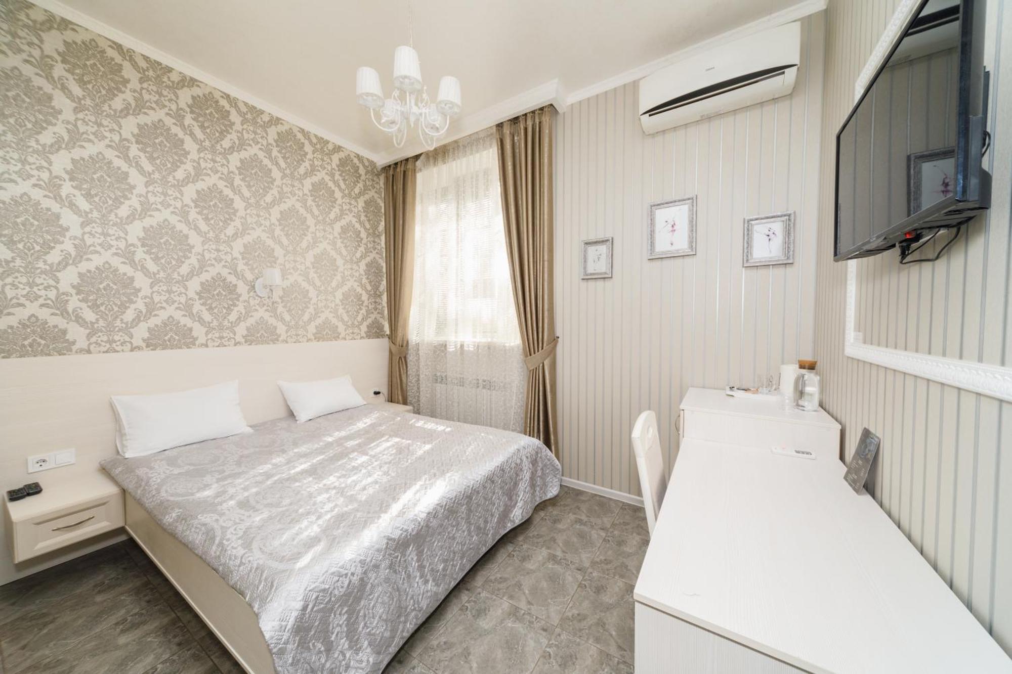 L.O.Y Family Hotel Dnipro Exterior photo